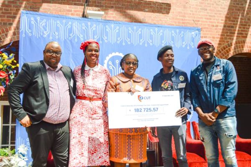 CUT's Vice-Chancellor donates R182K to the SRC to establish a much-needed food bank