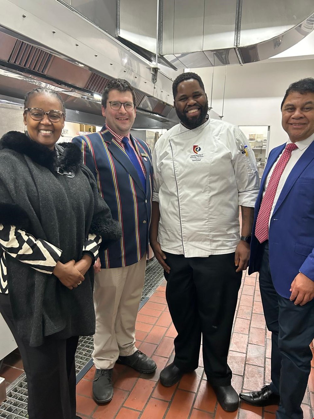 Vice-Chancellor Prof Dube takes UFS Vice-Chancellor Prof Francis Petersen on a tour
